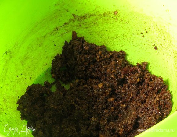 Смешиваем бисквитную крошку, какао и варенье, коньяк (в оригинале ликер). Бисквит готовила по рецепту Луки Монтерсино: 250 г яиц , 175 г сахара, нагреть до 42°С, вмешать 150 муки, 50 г крахмала, ванильный сахар. Выпекать при 180°С 30 минут.