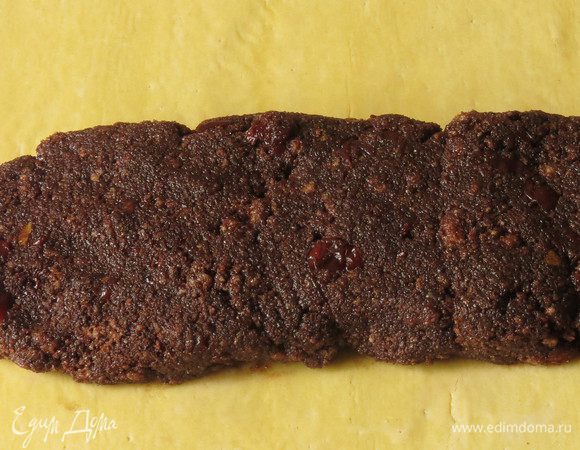 На пласт песочного теста выкладываем начинку, закрываем тестом, переворачиваем швом вниз.