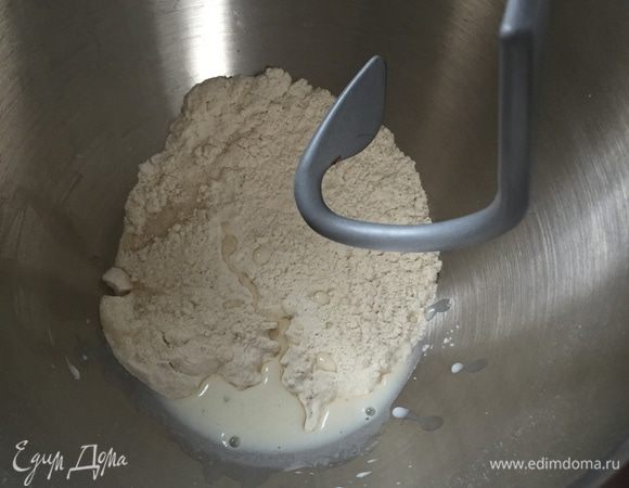 Берёмся за тесто заблаговременно. Это у нас самая настоящая бриошь — т.е. не самая быстрая в приготовлении. Даже если за вас все делает комбайн. Итак, дрожжи растворяем в тёплой воде. Масло нарезаем кубиками, отставляем. В чашу миксера просеиваем муку, соль и сахар, добавляем молоко, насадка крюк и немного месим на низкой скорости. Вводим дрожжи, продолжаем замес.