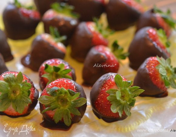 Окунать каждую клубнику в шоколадную массу. Выкладывать на блюдо или противень с бумагой для выпечки. Поставить блюдо в холодильник. Если шоколадный слой тонкий, можно повторить еще раз.