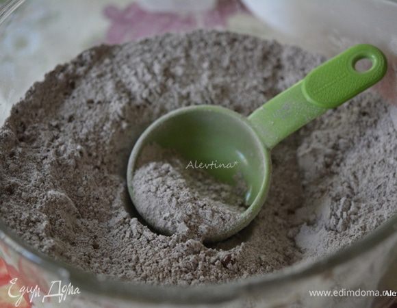 Смешать в миске все сухие ингредиенты.