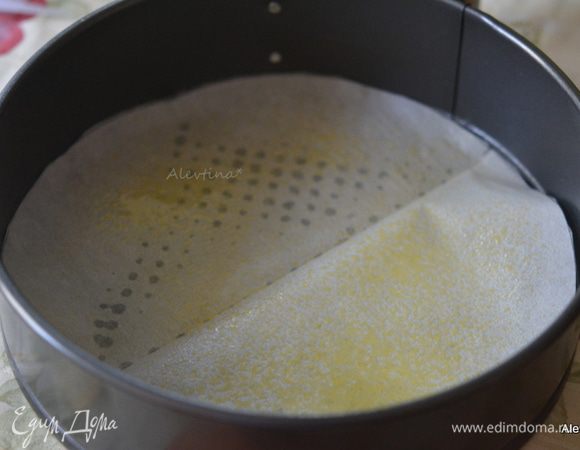 Форму дно смазать маслом. Выстелить бумагу, смазать вновь маслом.