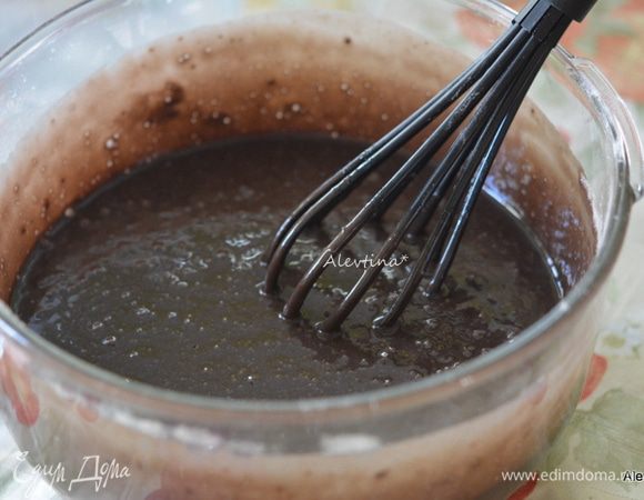 Смешать яйца, молоко и кипяток. Слегка взбить. Яичную смесь и масляную постепенно вводим в сухую. Взбить. Масса будет однородной и гладкой.
