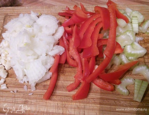 Перец порезать на тонкие полоски, сельдерей мелко порубить. Лук и чеснок измельчить. 