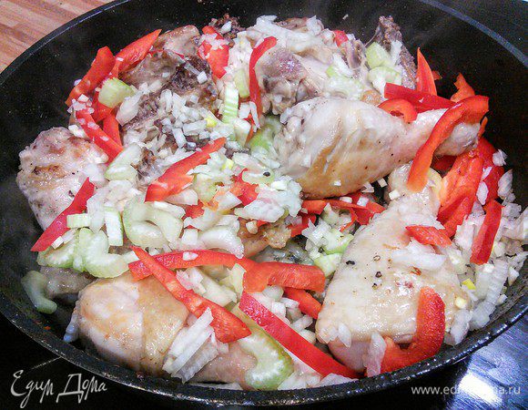 Добавить все овощи и обжарить до лёгкого золотистого цвета. 