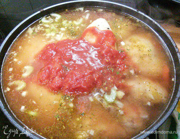 Добавить помидоры в собственном соку, предварительно их измельчив,  1 литр горячей воды, тимьян и  2-3 бульонных кубика (у меня 3 ч. л. бульона-концентрата). Довести до кипения, проварить на маленьком огне 15-25 минут, почти до готовности мяса. 