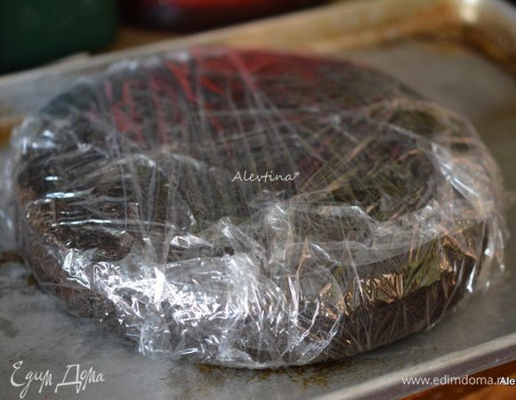 Бисквит на кипятке по правилам должен пролежать ночь в холодильнике, если нет такой возможности, то завернуть в пленку и убрать на 2-3 часа в морозильную камеру.
