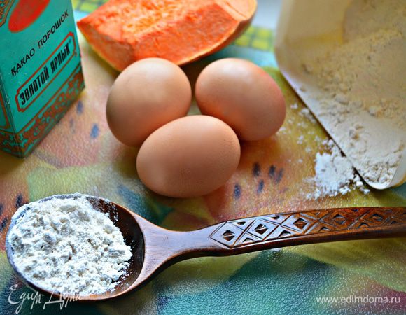 Подготовьте продукты. Яйца, масло и кефир выньте из холодильника заранее, чтобы они были комнатной температуры. Я использовала некрупные яйца, а кефир жирностью 3,5%.