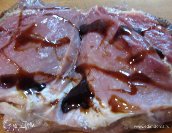 Мясо, у меня свиное «яблочко», разрезаем книжкой и очень хорошо натираем соусом наршараб и оставляем на ночь.