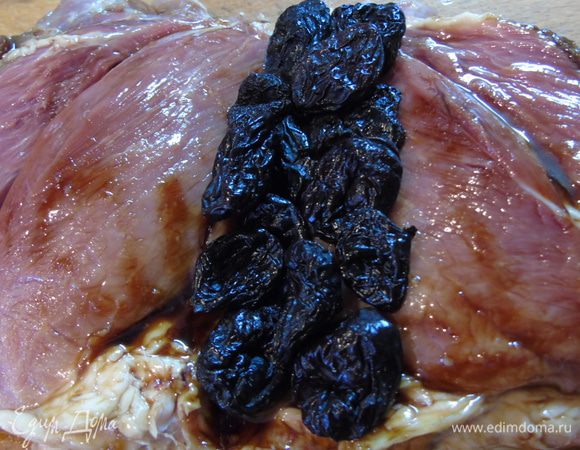 В середину мяса выкладываем чернослив.
