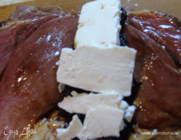 Затем чернослив прикрываем нарезанной фетой.
