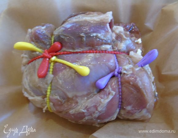 Заворачиваем в пергамент и отправляем в духовку, разогретую до 200°С на 30 минут, затем уменьшаем температуру до 180°С и еще запекаем 1,5 часа.