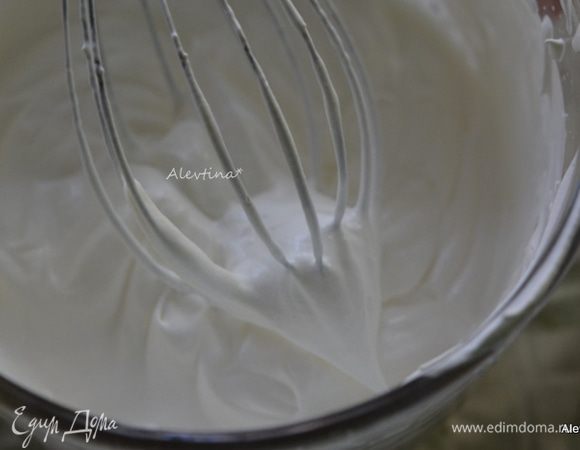 Взбить сливочный сыр с сахаром. Отдельно взбить холодные сливки до мягких пиков.