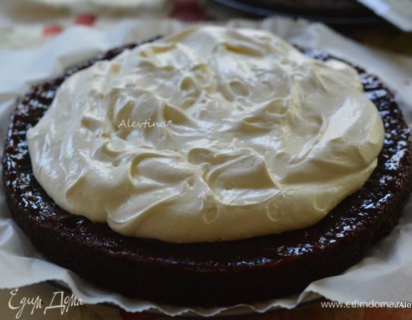 Смешать сливки с сливочным сыром аккуратно. Выложить большую часть на бисквит, смазанный джемом.