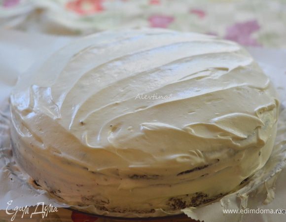 Закрыть второй частью бисквита. Сверху смазать остатками крема по всему торту. Поставить торт в холодильник на ночь.
