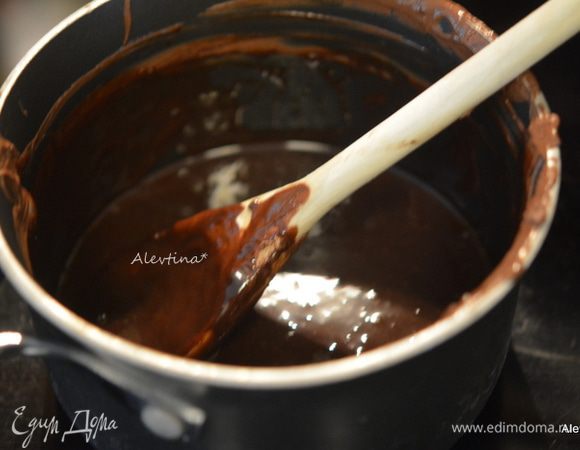 Разогреть сливки, добавить шоколад темный или капли шоколадные. Размешать до однородной массы и снять с огня.