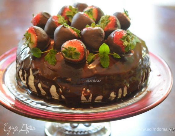 Украсить готовый торт клубникой в шоколаде и мятой по желанию.