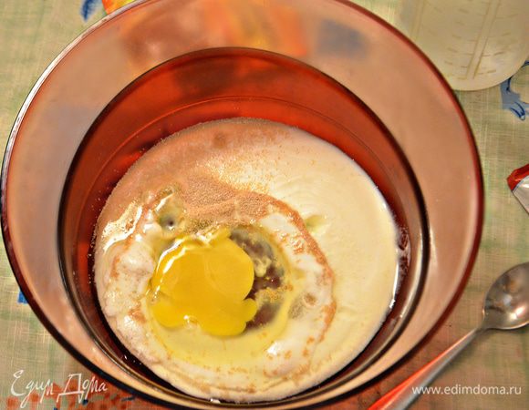 Для каждого вида теста смешайте соль, сахар (сладкоежки могут смело увеличить количество сахара), яйцо, кефир, растопленное сливочное масло, дрожжи, просеянную с разрыхлителем муку. В ту часть теста, которое будет с какао, 1-2 ст л муки не докладывать, она пригодится позже при раскатывании. Замесите тесто.
