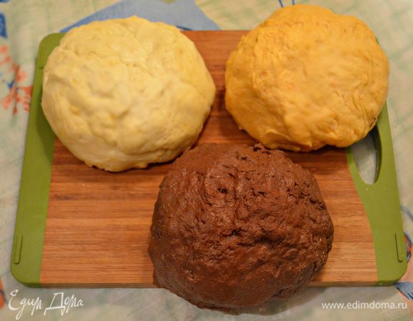 В первую часть теста добавьте 2 ст. л. какао и хорошо вымесите.
Во вторую часть — тыквенное пюре и также хорошо вымесите тесто. 
В третью часть ничего не добавляем. Сделайте колобки, переложите по мисочкам, накройте чистой салфеткой или плёнкой и поставьте в холодильник на 12-14 часов. Я замешивала тесто с вечера и оставляла в холодильнике на всю ночь.