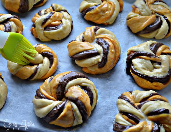 Дайте подготовленным булочкам подойти (около 30 мин), смажьте взбитым яйцом и выпекайте при низкой температуре 10-15 мин, а затем нужно повысить до 200 г. Общее время выпекания приблизительно 35-40 мин. 