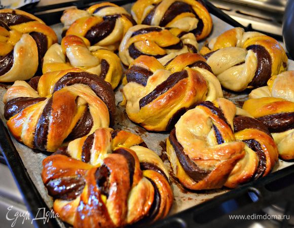 Готовность булочек проверьте с помощью деревянной шпажки. После выпечки тёплые булочки смажьте сахарным сиропом (2 ст. л. сахара смешайте с 4 ст. л. воды и проварите).
