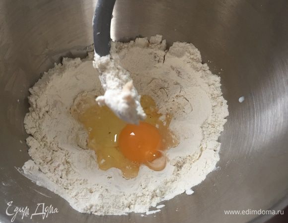 Когда масса более или менее "соединится", добавляем по одному яйца. Не добавляем второе, пока первое не "вмесится".