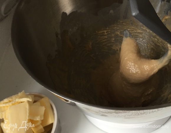 ....но чудо, тесто все-таки стало однородным и гладким. Время добавлять масло: кусочек за кусочком (опять таки не добавляем следующий, пока не вмесится предыдущий кусочек).. Долго и упорно...