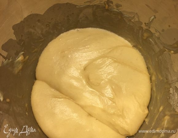 Накрываем полотенцем, убираем в тёплое место на 1,5-2ч: тесто должно увеличится вдвое. На картинке уже увеличенное. Месим и убираем в холодильник на часа 2. Потом опять мнем, заворачиваем в плёнку и оставляем в холодильнике на ночь.