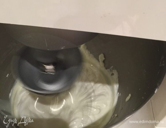 Теперь крем. Вообще сюда по рецепту Ульяны должен был быть крем Дипломат (заварной крем+желатин+сливки), ароматизированный жасминовым чаем. Но у меня случилось незадача на заключительном этапе приготовления. Когда я ввела сливки, которые у меня и взбивались-то не очень хорошо, но я это сделала с упорством барана, я решила попробовать их (сливки). Так вот, они были, мягко говоря, странными — привкус какой-то... соответственно весь крем был испорчен... Но времени не было, поэтому я просто взяла то, что подходящее было у меня, а именно полторы упаковки Кварка и почти баночку сгущенки, и взбила. Желатин добавила, так сказать, для стабильности. (Замочила в воде, отжала, прогрела, добавила сначала к желатину немного крема, перемешала хорошо и потом эту часть крема хорошо перемешала с основной). Но пришлось наносить крем сразу, поэтому он вроде как будто течёт, но нет, на самом деле он так и застыл потом. И кстати, очень вкусненький такой незатейливый и сравнительно лёгкий получился крем.