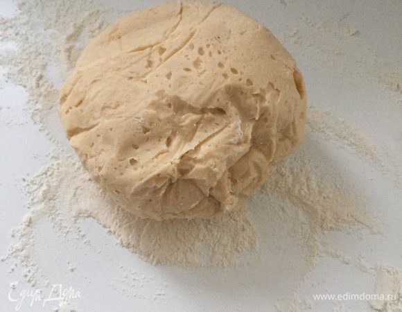 Вернёмся к бриоши. Итак, на утро, когда тесто достаете из холодильника оно выглядит не совсем как дрожжевое. И опять меня одолели сомнения — ну, вот, не получилось вроде как :(