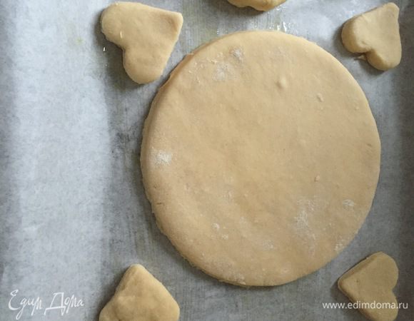 Тем не менее, я его раскатала, выровняла по форме 18 см, вырезала лепёшечек (толщиной 1,5 см), а из остатков вырезала сердечки.