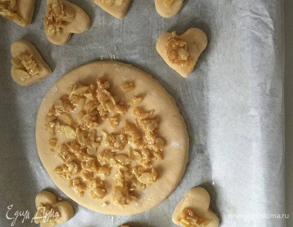 Покрываем тёплым топпингом наши бриоши и оставляем на 2 часа на расстойку, накрыв плёнкой/пакетом.