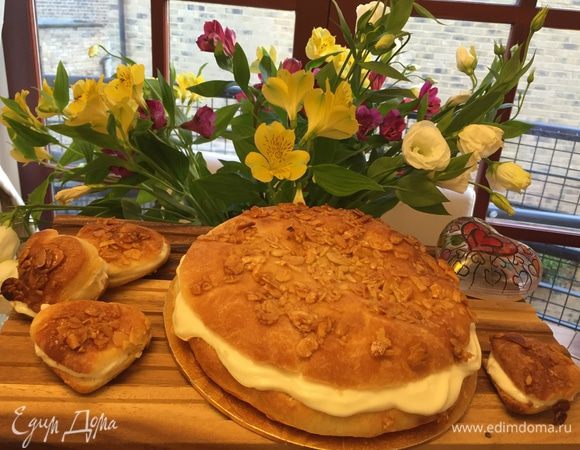 Разогреваем духовку до 190°C. Выпекаем бриошь минут 15-20 до румяности. Остужаем, разрезаем на две половинки и щедро мажем крем (высаживаем). 