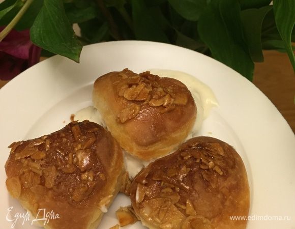 С нашими сердечками поступаем также! С днём св. Валентина, дорогие! Любите друг друга!
А, про вкус: мой тропезьен получился не таким изысканным (крем наверно простоват для изысканности), как оригинал, но тем не менее весьма-весьма удачным! Тесто вроде как дрожжевое: мягкое и воздушное, но в то же время немного крошится, как песочное, а с большим количеством крема и хрустящим топпингом это очень вкусно ! 