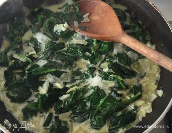 Пока займёмся начинкой. Лук и чеснок чистим, мелко нарезаем. Обжариваем на смеси сливочного и оливкового масла. Добавляем наш шпинат, прогреваем, заливаем сливки, солим, перчим + мускатный орех молотый. Слегка увариваем.