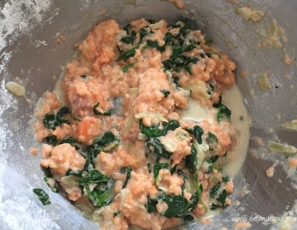 Филе лосося измельчаем в блендере. Соединяем со шпинатом и луком. Фарш готов.