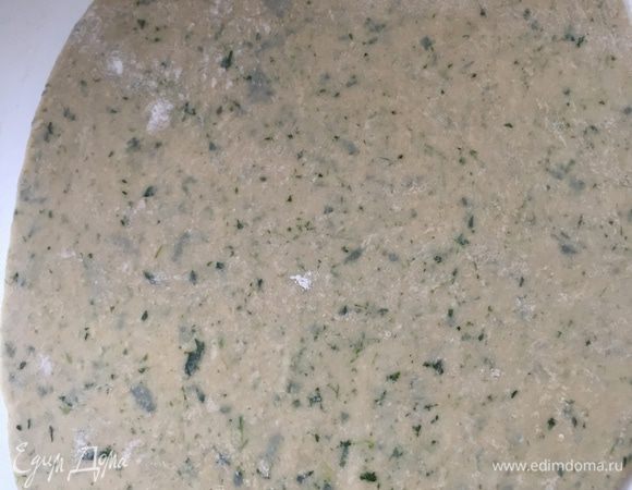 Достаём наше тесто из холодильника, раскатываем его.