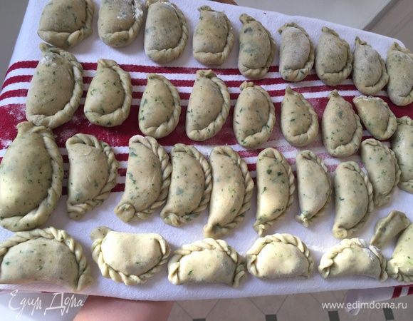 Вырезаем кружочки, сверху фарш и лепим пельмени/вареники/равиоли.