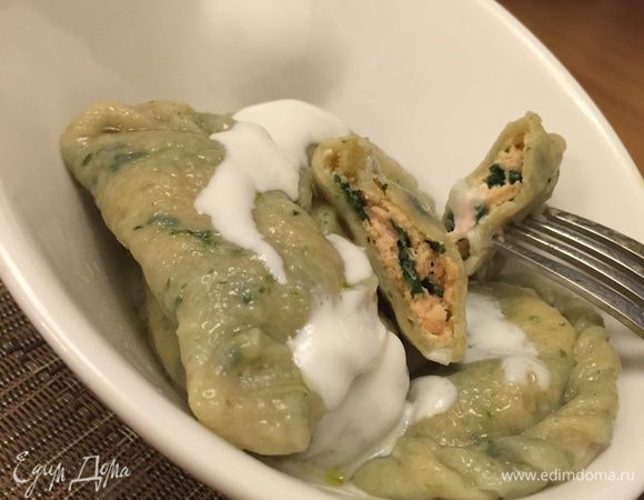 Отвариваем в подсоленной воде минут 7-10. Подаём со сметанкой или йогуртом! Ммм, вкусно! 
P.S: первый пельмень пришлось в дочь впихивать силой и уговорами — уж как-то ей не приглянулся необычный цвет, но потом она уплетала за обе щечки! 