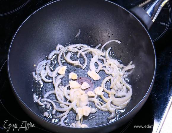 Чеснок почистить, нарезать тонкими кружками, добавить в сковороду с луком и обжарить все до золотистого цвета.