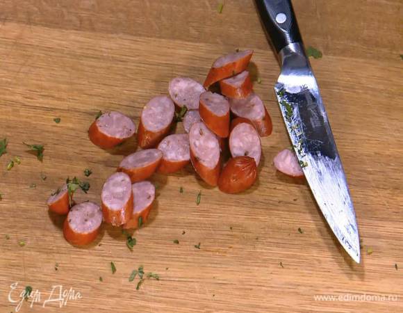 Колбаску нарезать тонкими кружками.