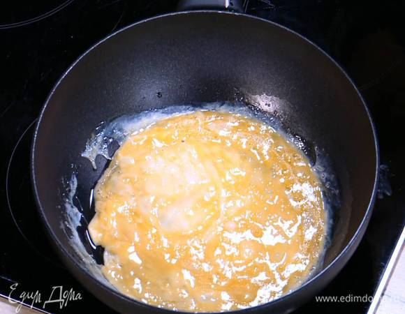 Разогреть в сковороде оставшееся оливковое масло и пожарить из яичной массы тонкие блинчики.