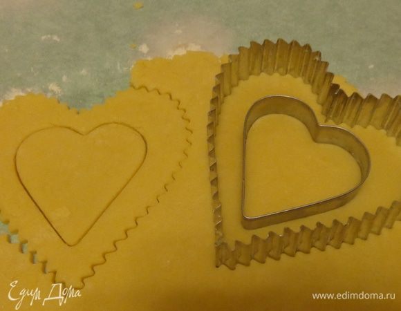 Сначала была идея сделать печенье более твердым, поскольку задумывалось оно в форме сердечек. И сделала я так, но оказалось, что есть его очень неудобно, да и транспортировка была бы крайне затруднительна, а для сына именно это и являлось главным фактором. Поэтому решила использовать испытанный рецепт: http://www.edimdoma.ru/retsepty/78947-venskoe-pechenie