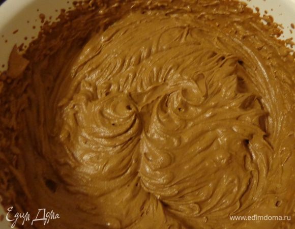 Для наполнителя подогреть сливки, растворить в них шоколад, по желанию добавить коньяк и остудить в холодильнике. После этого взбить в крепкую пену.