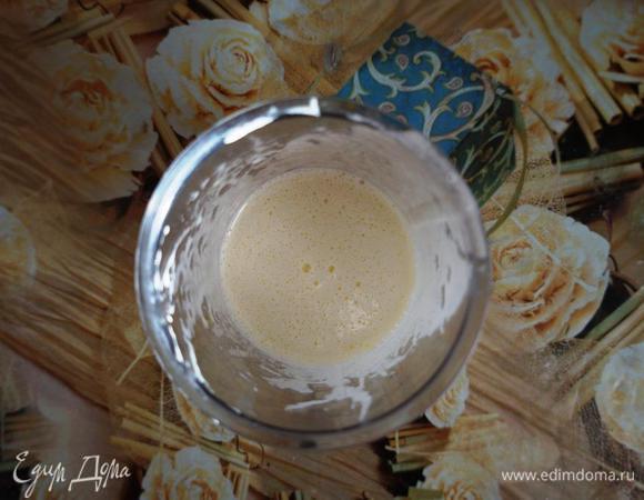 Взбить яйца с сахаром.