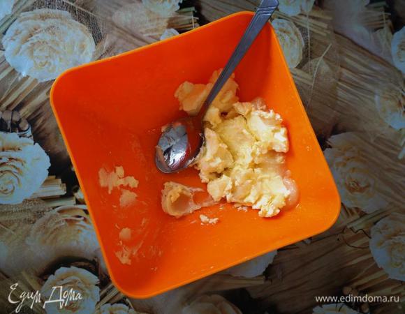 Размягченное сливочное масло смешать с медом, добавить корицу, соду, гашенную уксусом, яйца с сахаром, муку, ванилин.