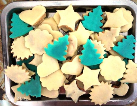 Тесто раскатать толщиной 0.5 см, вырезать печенье с помощью формочек. Выпекать 20 минут при 180°C. В это время приготовить клей: на водяной бане растопить желатин в воде до полного разбухания. Остудить. Из мастики вырезать фигурки теми же формочками. Чтобы мастика не прилипала к столу, посыпать его крахмалом. Смазать остывшее печенье клеем, покрыть мастикой.
Приятного аппетита!