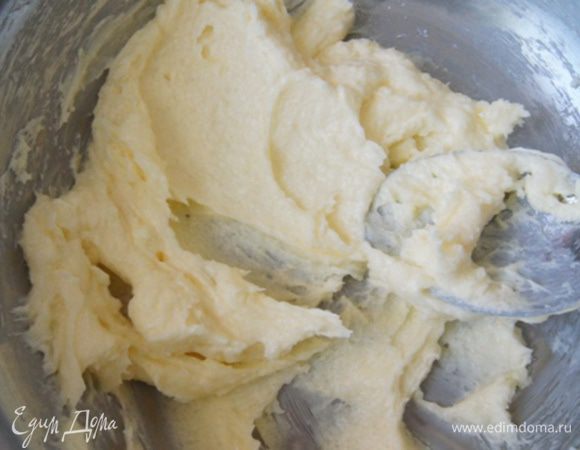 Масло растереть с сахаром и ванильным сахаром. 