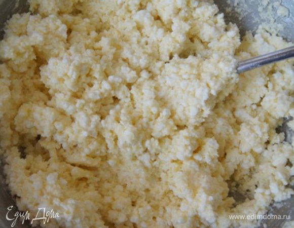 Добавить творог, яйцо и тщательно растереть. Можно пробить блендером до однородности.