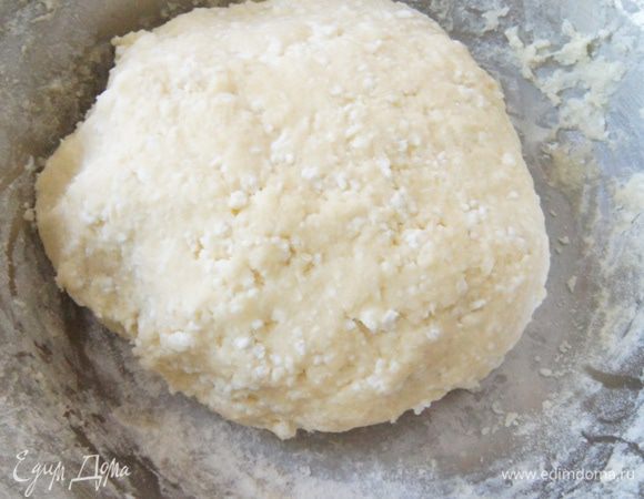 Ввести муку и замесить тесто. 
